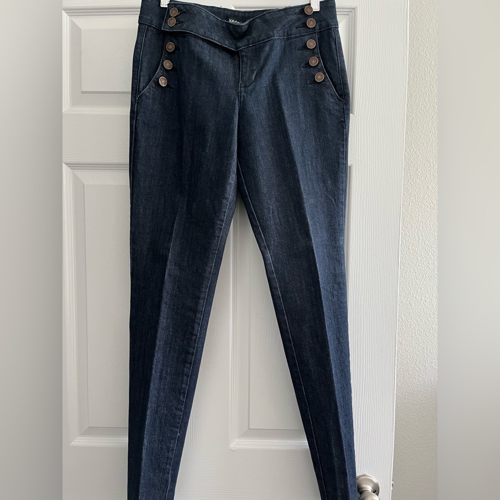 Cute low rise button front Kenzie denim jeans, size 28!